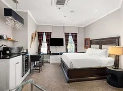 Independence Square 302, Top Floor Stylish Hotel Room with Wet Bar, A/C, in Downtown Aspen