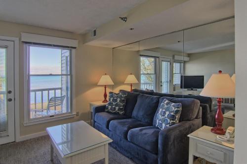 201 North Shore Inn - thumb 1