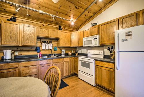 NEW Bear Den Bryson City Cabin W / Private Hot Tub - thumb 5