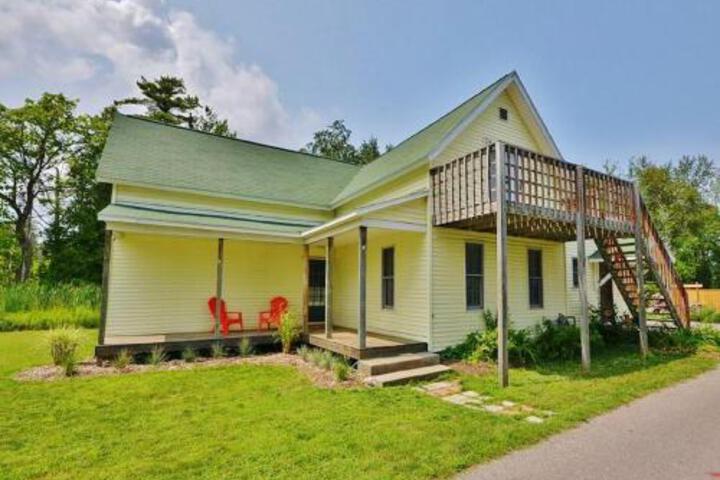 Schooner House Traverse City Cottage W / Deck! - thumb 5