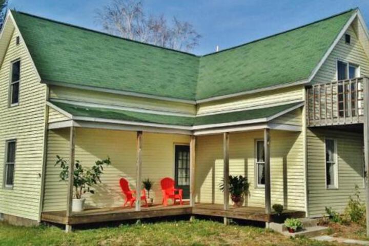 Schooner House Traverse City Cottage W / Deck! - thumb 0