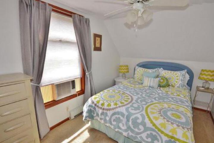 Schooner House Traverse City Cottage W / Deck! - thumb 6