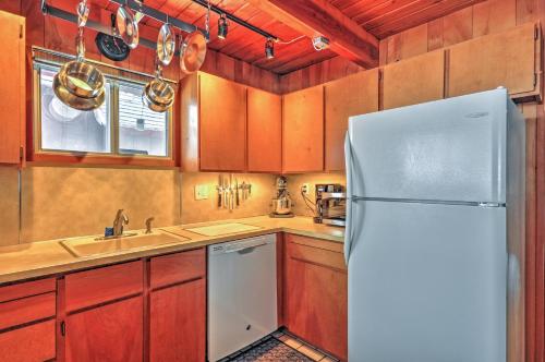 Inviting Mt. Hood Cabin With Deck 1 Mi To Skibowl! - thumb 3