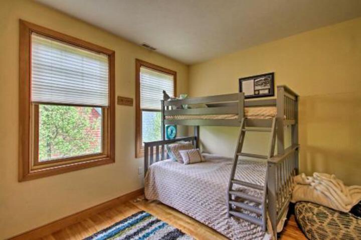 Lakefront Alton Bay Home W / Movie Theater+Dock - thumb 5