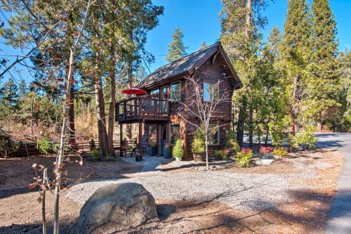 Cozy Couples Cabin Walk To Lake Tahoe & Dtwn - thumb 3