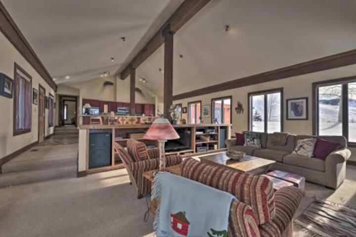 Unique Mountain Getaway W / 2 Furnished Decks - thumb 1