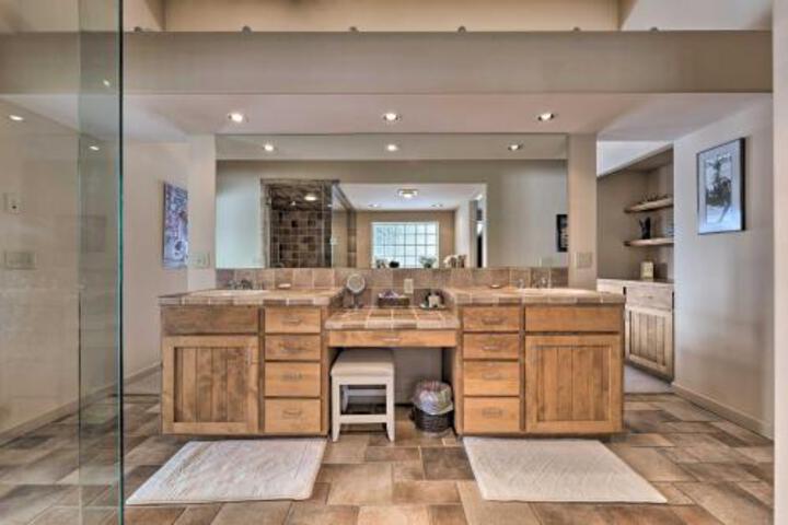 Unique Mountain Getaway W / 2 Furnished Decks - thumb 2