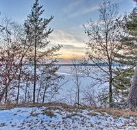 Waterfront Retreat on 2 Acres w / Deck  View - Accommodation New York