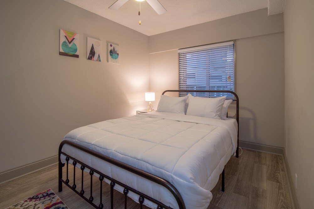 1 Bedroom Downtown Condo - thumb 4