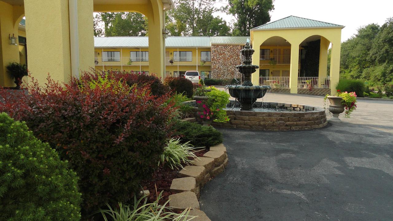 Golden Manor Inn & Suites - thumb 39