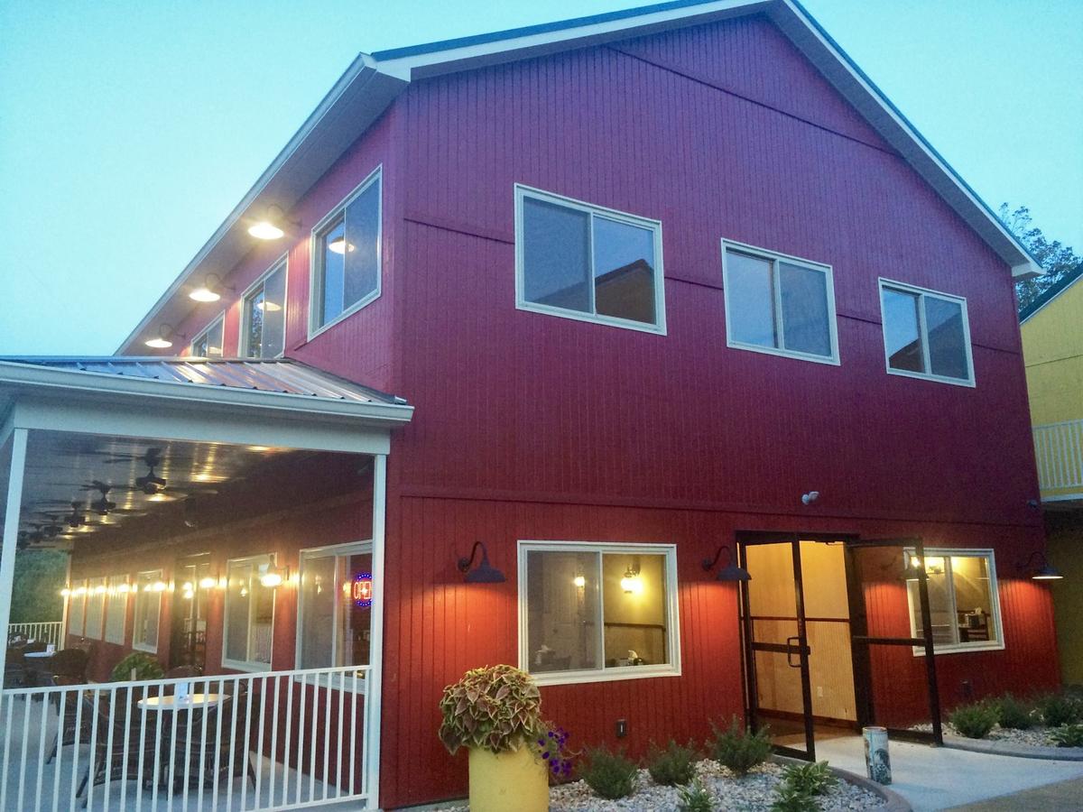 Golden Manor Inn & Suites - thumb 1