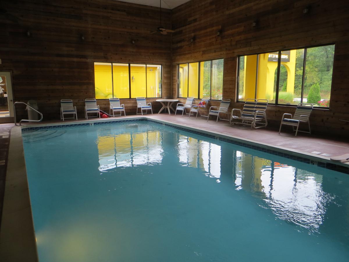 Golden Manor Inn & Suites - thumb 12