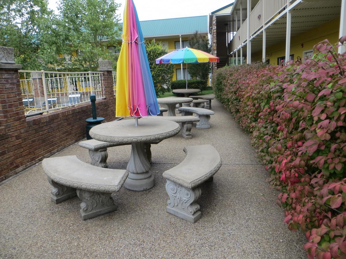 Golden Manor Inn & Suites - thumb 42