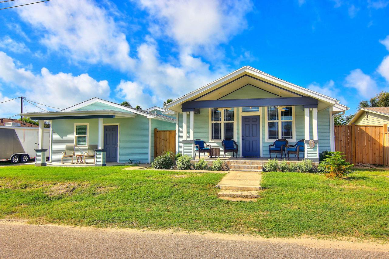 Walk To Beach From Outstanding Classic Residence - thumb 0