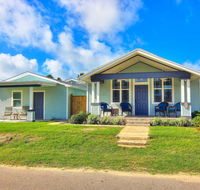 Walk to Beach From Outstanding Classic Residence - Accommodation New York