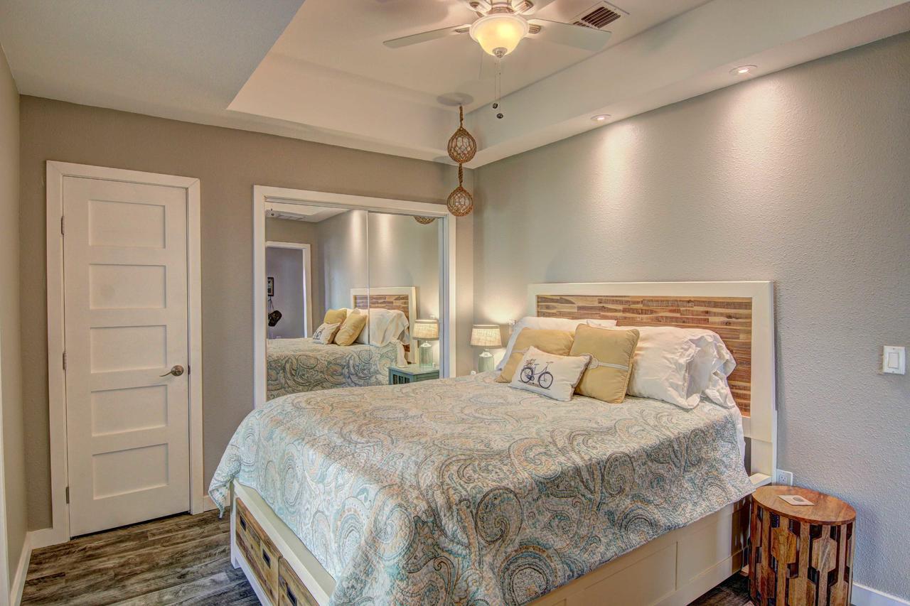 Walk To Beach From Outstanding Classic Residence - thumb 16