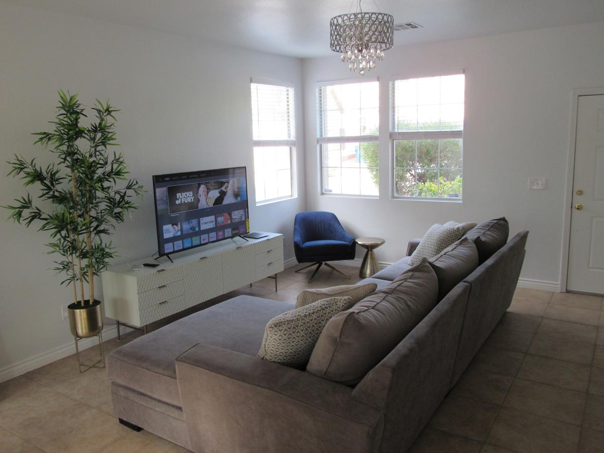 A Rock Red Travelers Dream In Summerlin, Las Vegas - thumb 3