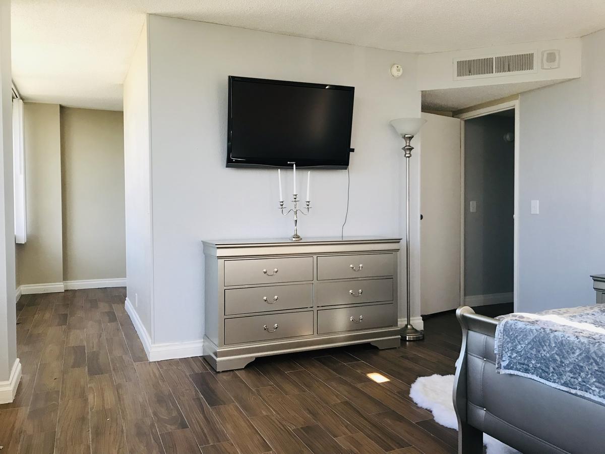 Amazing Master Suite In Shared 2/B Condo Behind Convention Center - thumb 4