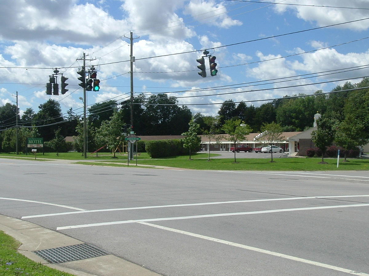 Fels Three Crown Motel - thumb 0