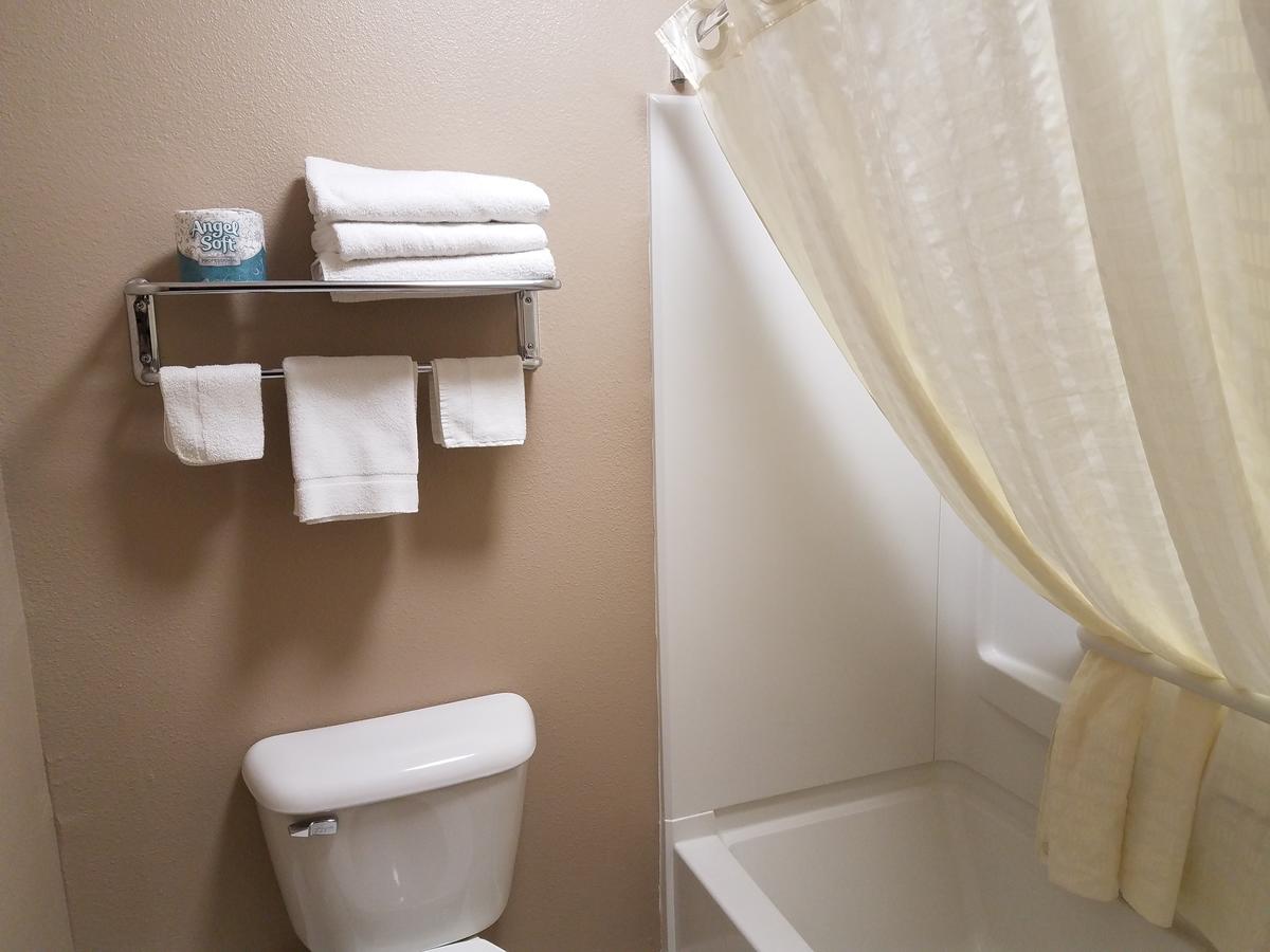 Americas Best Value Inn And Suites Bismarck - thumb 3