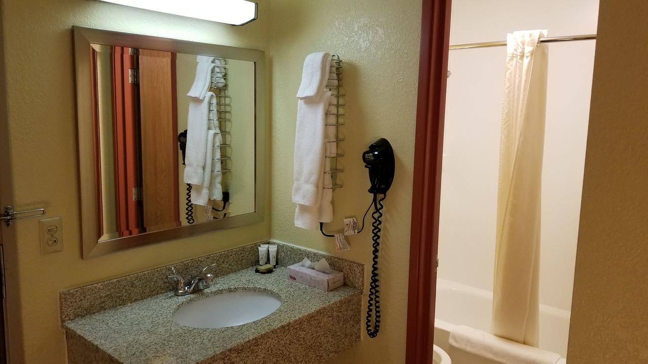 Red River Inn & Suites Fargo - thumb 16
