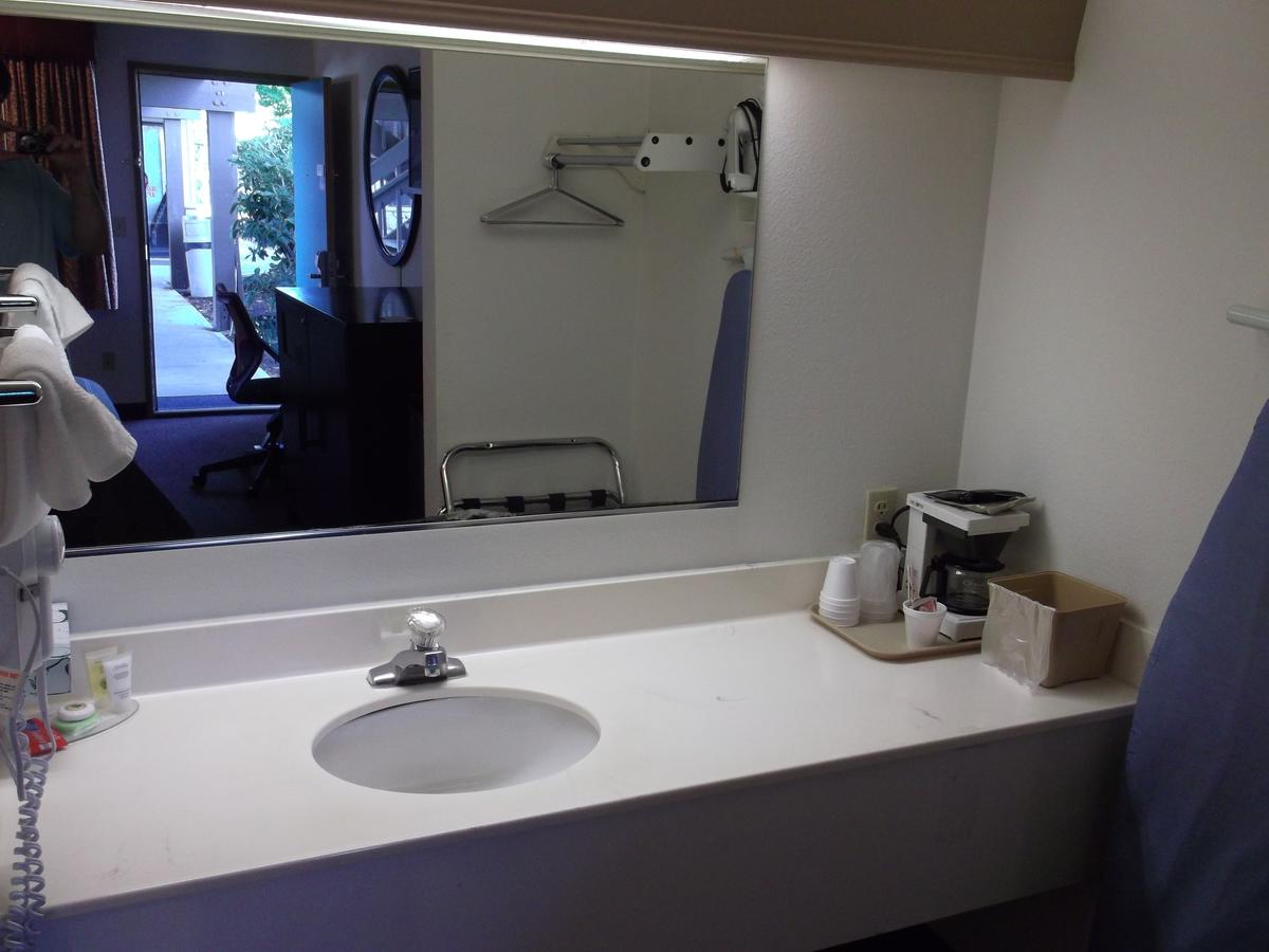 Pepper Tree Inn - thumb 34