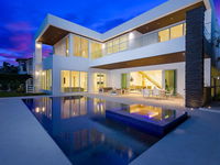 10 Bed Villa in the heart of Downtown Pool Accommodation New York