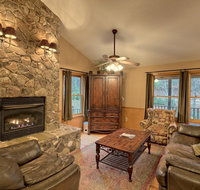 Creekside Lodge w Views by Hosteeva - Accommodation New York