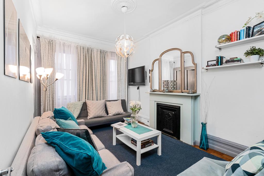 PERFECTLY LOCATED NEAR RESTAURANTS, SHOPS, & SITES - thumb 3