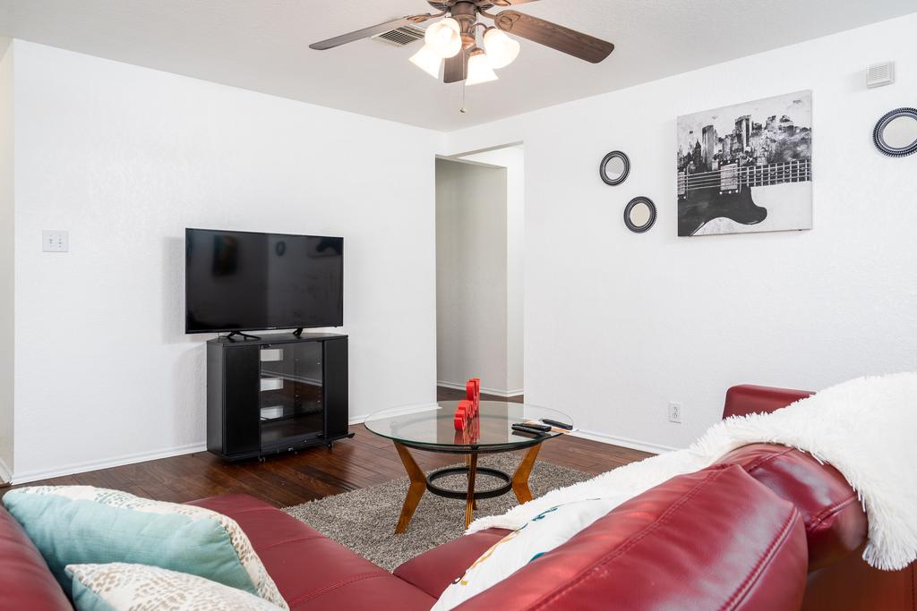 UP TO 10 GUEST FULL HOUSE NEAR LACKLAND/ SEA WORLD/ DOWNTOWN - thumb 3