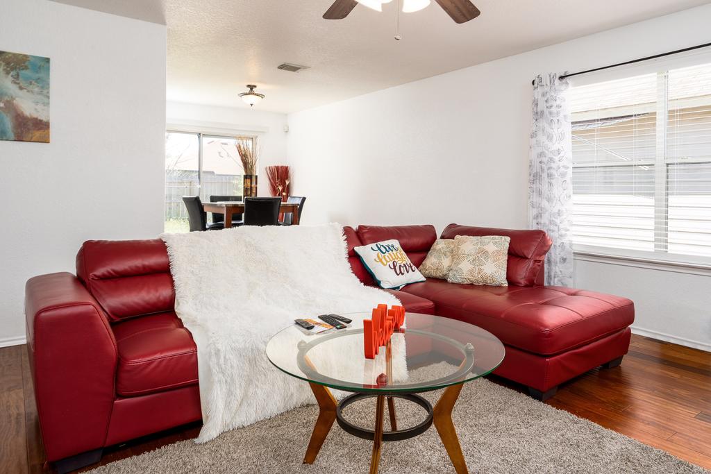 UP TO 10 GUEST FULL HOUSE NEAR LACKLAND/ SEA WORLD/ DOWNTOWN - thumb 1