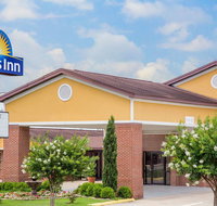 Days Inn by Wyndham Lake Village - Accommodation New York
