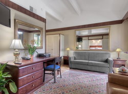 Dinah's Garden Hotel