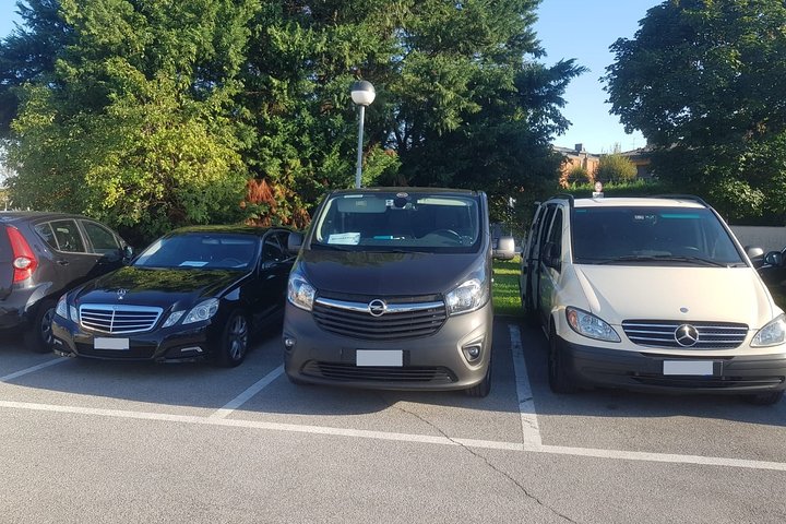 New York LaGuardia Airport (LGA) To Philadelphia - Round-Trip Private Transfer - thumb 0