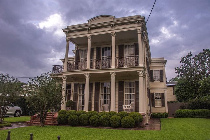 NOLA's BIG 4 PRIVATE EXPERIENCE: French Quarter/Garden Dist./Cemetery/City Park - thumb 3