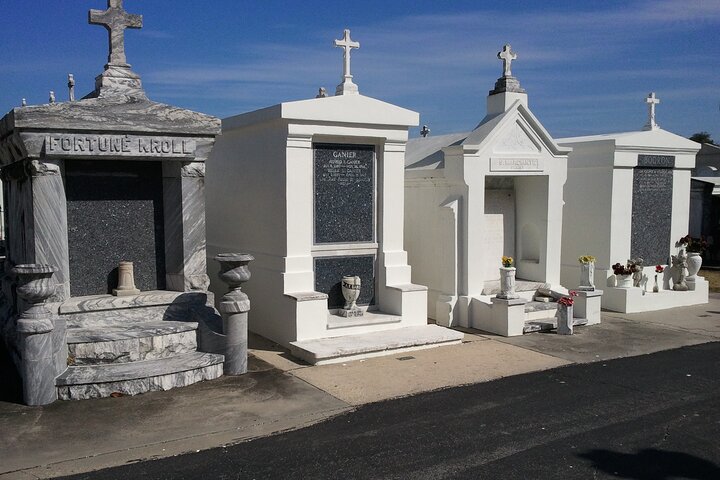 Garden District, Cemetery And Commander's Palace Lunch Walking Tour - thumb 3