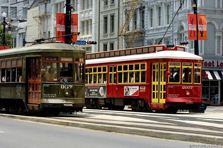 Garden District, Cemetery And Commander's Palace Lunch Walking Tour - thumb 4